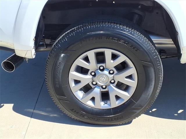 Photo of 2017 Super White Toyota Tacoma