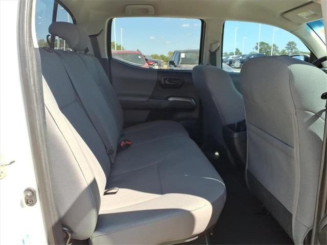 Photo of 2017 Super White Toyota Tacoma