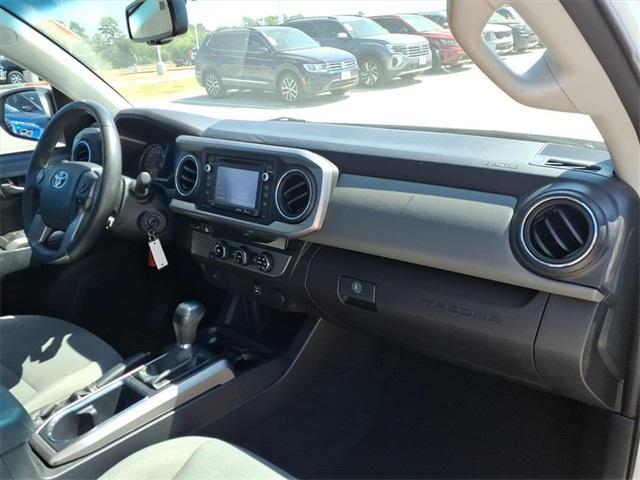 Photo of 2017 Super White Toyota Tacoma
