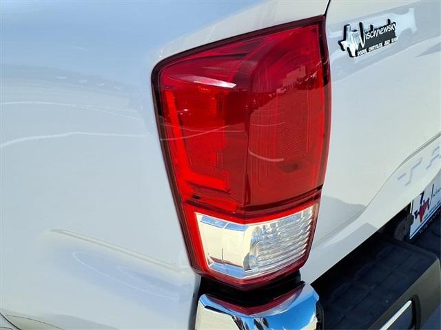 Photo of 2017 Super White Toyota Tacoma