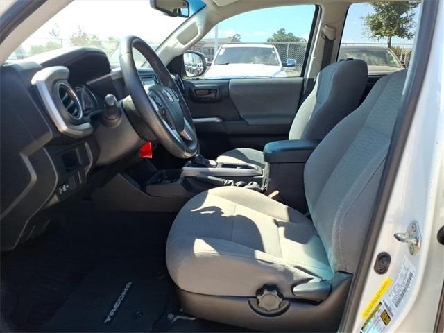 Photo of 2017 Super White Toyota Tacoma