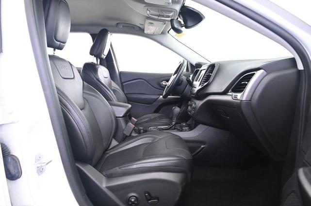 Photo of 2020 Bright White Clearcoat Jeep Cherokee
