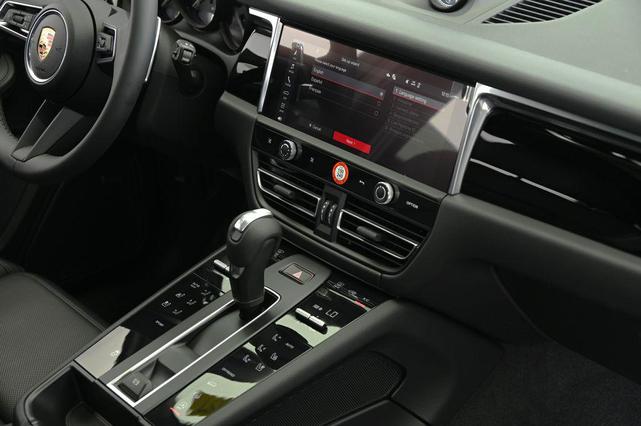 Photo of 2025 Gentian Blue Metallic Porsche Macan