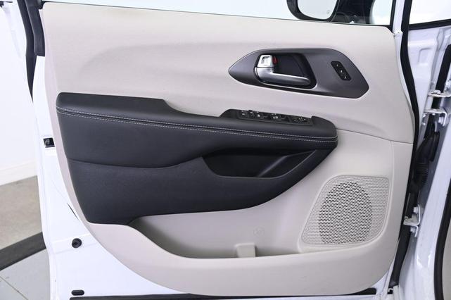 Photo of 2024 Bright White Clearcoat Chrysler Pacifica