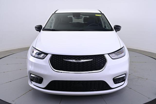 Photo of 2024 Bright White Clearcoat Chrysler Pacifica