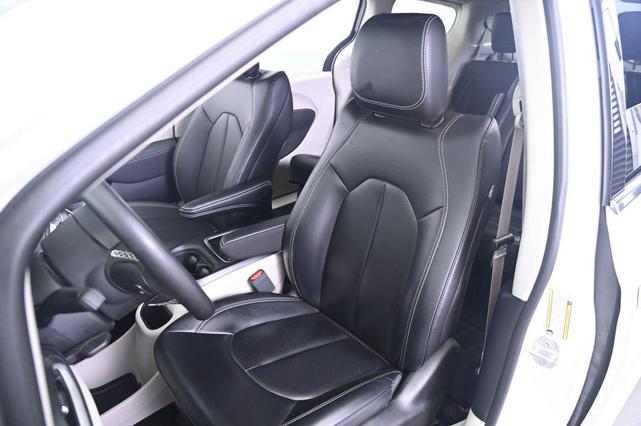 Photo of 2024 Bright White Clearcoat Chrysler Pacifica