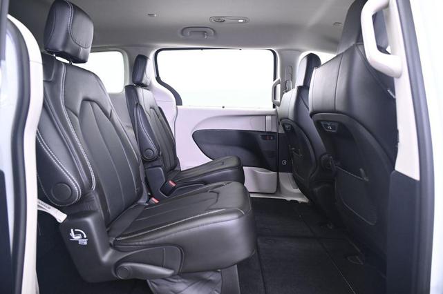 Photo of 2024 Bright White Clearcoat Chrysler Pacifica