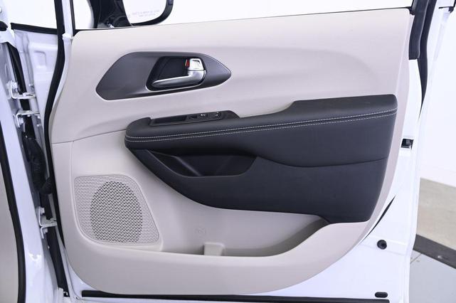 Photo of 2024 Bright White Clearcoat Chrysler Pacifica