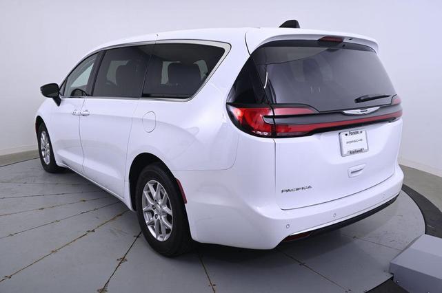 Photo of 2024 Bright White Clearcoat Chrysler Pacifica