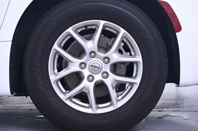 Photo of 2024 Bright White Clearcoat Chrysler Pacifica
