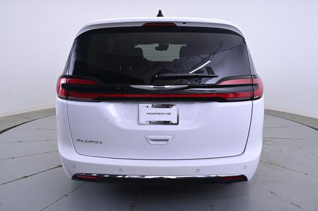 Photo of 2024 Bright White Clearcoat Chrysler Pacifica