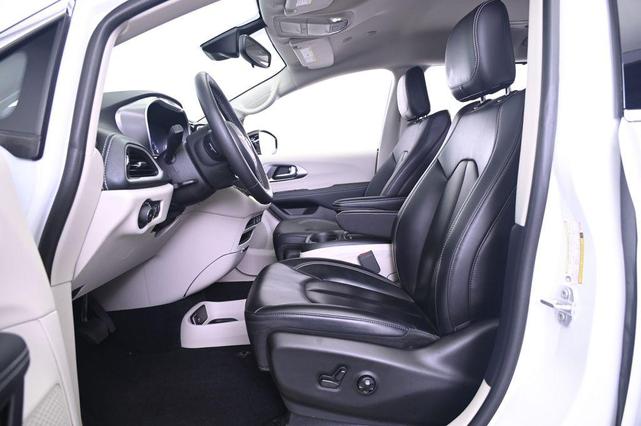 Photo of 2024 Bright White Clearcoat Chrysler Pacifica
