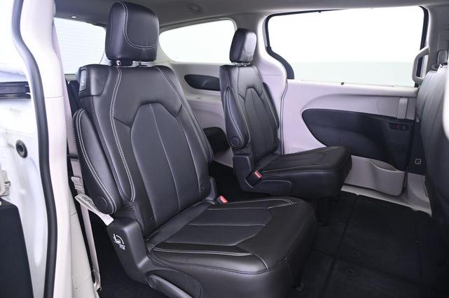 Photo of 2024 Bright White Clearcoat Chrysler Pacifica