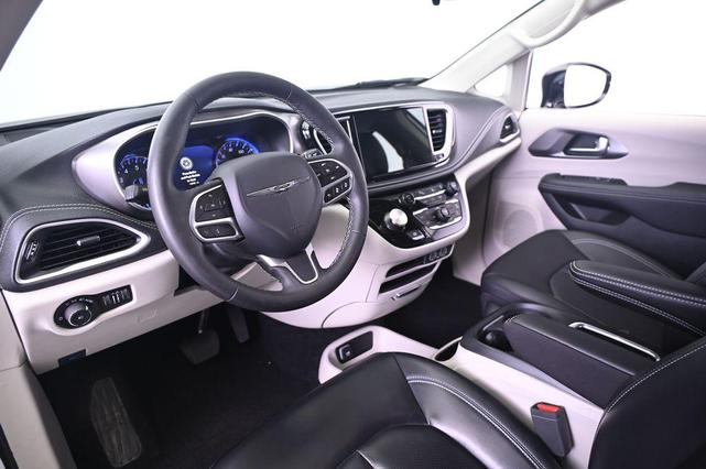Photo of 2024 Bright White Clearcoat Chrysler Pacifica