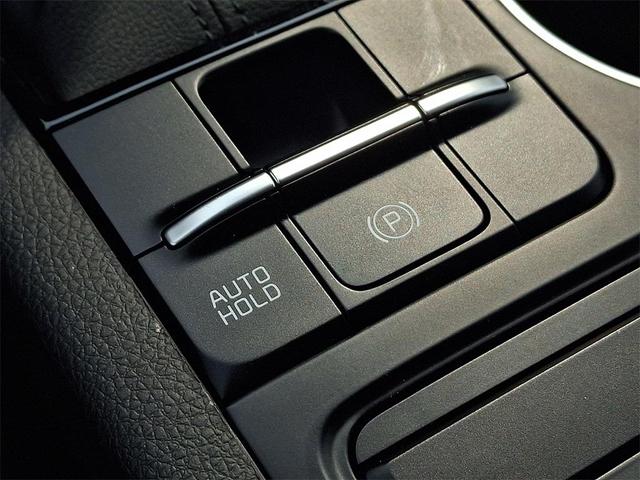 Photo of 2023 Glacial White Pearl Kia K5