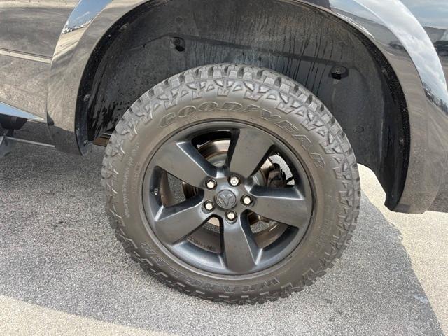 Photo of 2016 Brilliant Black Crystal Pearlcoat RAM 1500