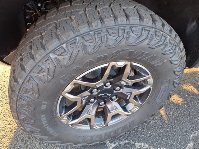Photo of 2025 Summit White Chevrolet Colorado