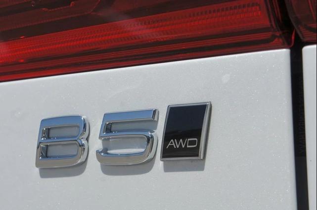 Photo of 2026 Crystal White Volvo XC60