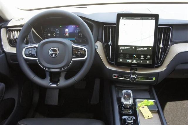 Photo of 2026 Crystal White Volvo XC60