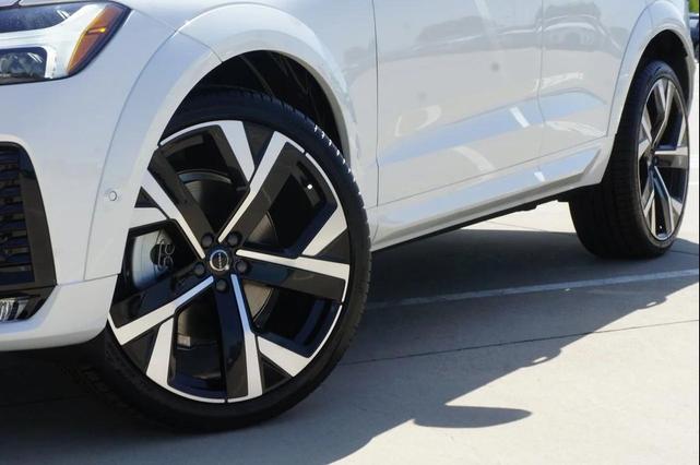 Photo of 2026 Crystal White Volvo XC60