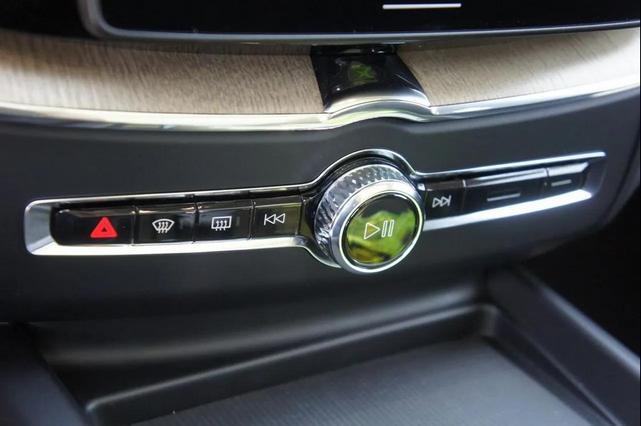 Photo of 2026 Crystal White Volvo XC60