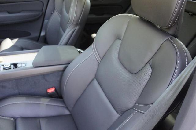 Photo of 2026 Crystal White Volvo XC60