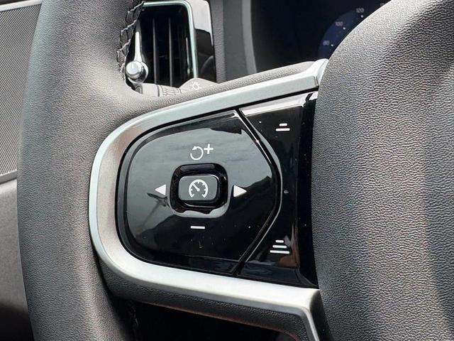 Photo of 2025 Crystal White Volvo XC60 Plug-In Hybrid