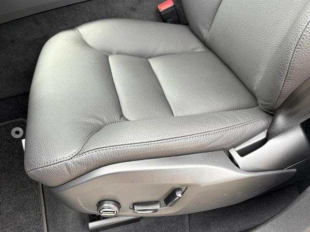 Photo of 2025 Crystal White Volvo XC60 Plug-In Hybrid