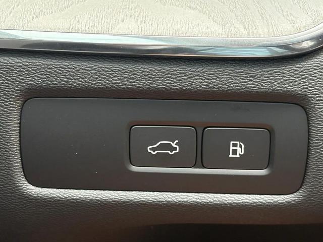 Photo of 2025 Crystal White Volvo XC60 Plug-In Hybrid