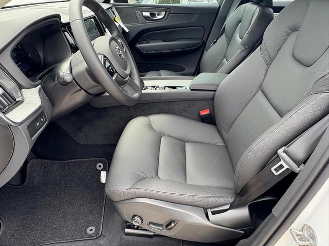 Photo of 2025 Crystal White Volvo XC60 Plug-In Hybrid