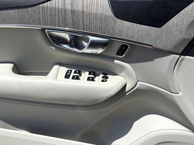 Photo of 2023 Onyx Black Volvo XC90