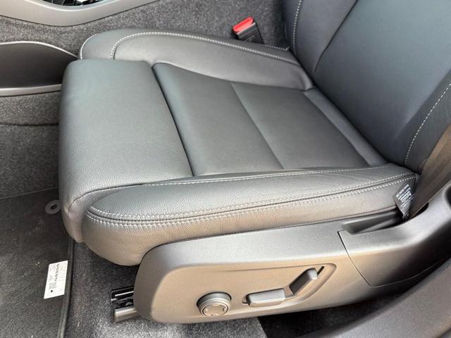 Photo of 2025 Onyx Black Volvo XC40