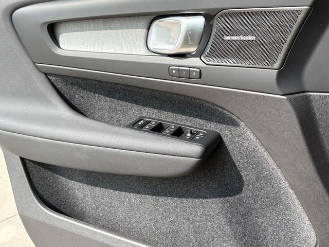 Photo of 2025 Onyx Black Volvo XC40