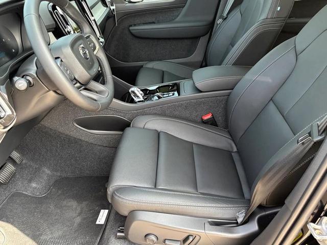 Photo of 2025 Onyx Black Volvo XC40