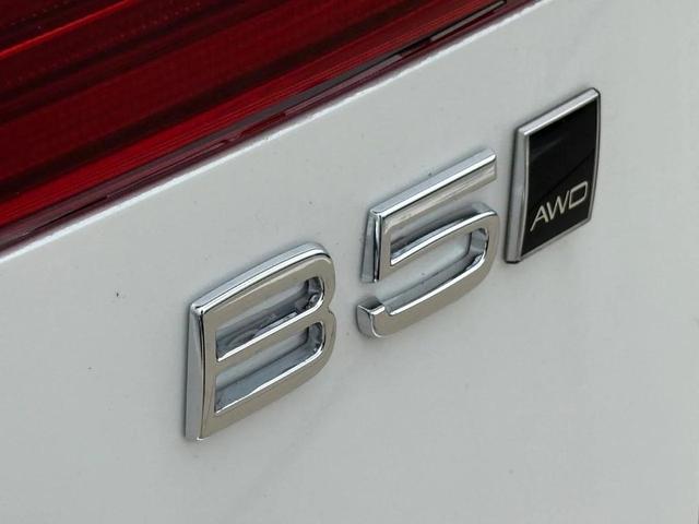Photo of 2026 Crystal White Volvo XC60