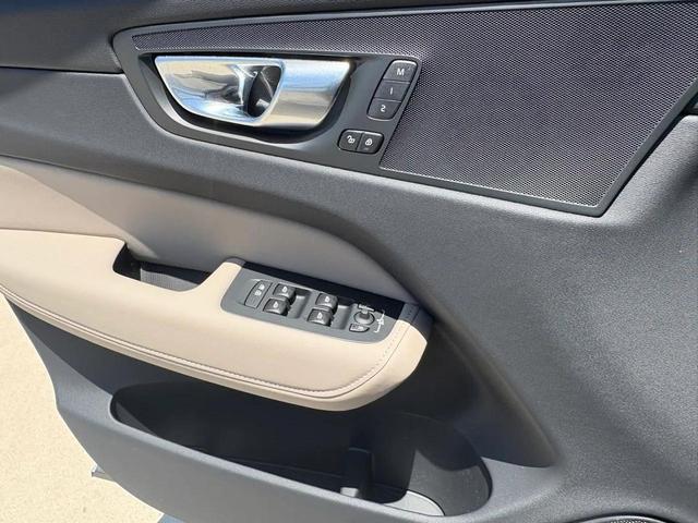 Photo of 2026 Crystal White Volvo XC60