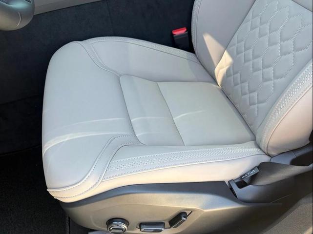 Photo of 2026 Crystal White Volvo XC60