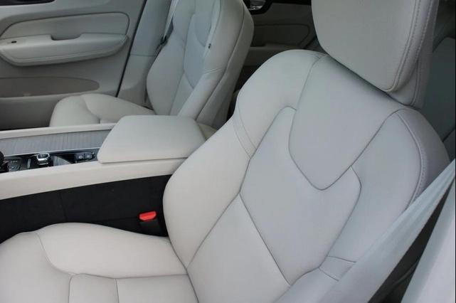 Photo of 2025 Bright Dusk Volvo XC60 Plug-In Hybrid