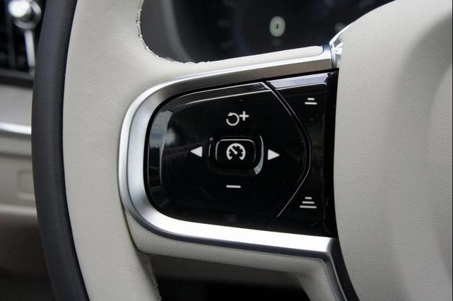 Photo of 2025 Bright Dusk Volvo XC60 Plug-In Hybrid