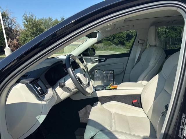Photo of 2023 Onyx Black Metallic Volvo XC60