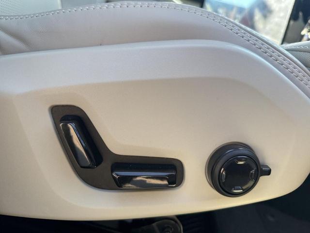 Photo of 2023 Onyx Black Metallic Volvo XC60