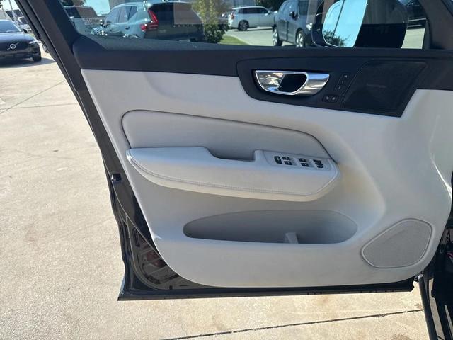 Photo of 2023 Onyx Black Metallic Volvo XC60