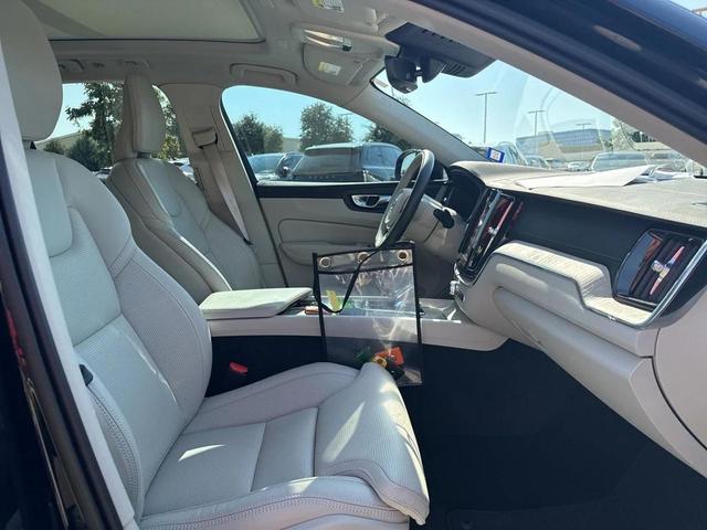 Photo of 2023 Onyx Black Metallic Volvo XC60