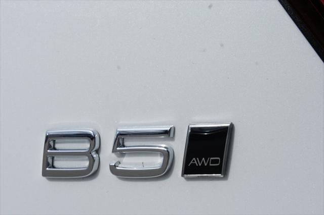 Photo of 2025 Crystal White Pearl Volvo XC40