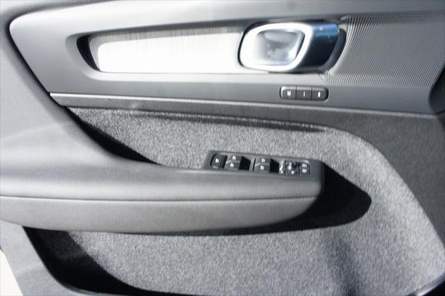 Photo of 2025 Crystal White Pearl Volvo XC40