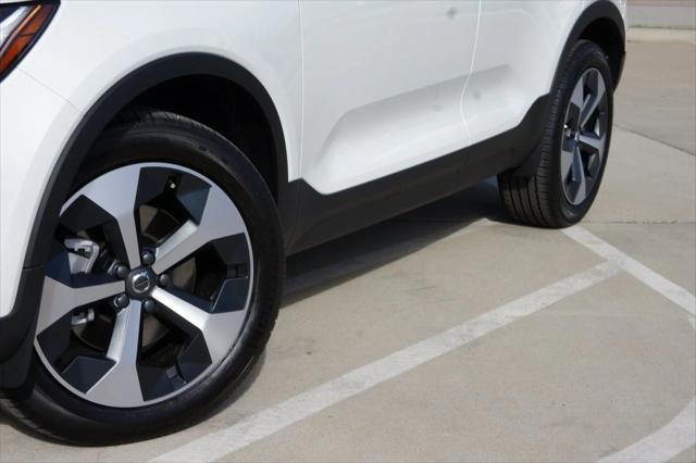 Photo of 2025 Crystal White Pearl Volvo XC40