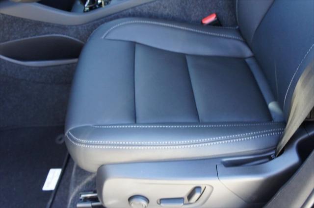 Photo of 2025 Crystal White Pearl Volvo XC40