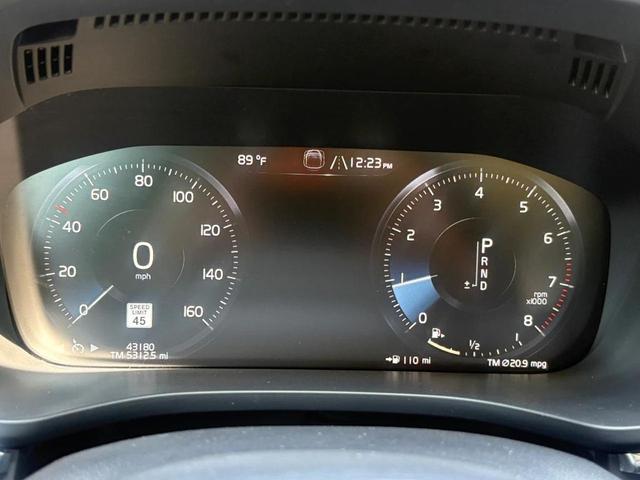Photo of 2020 Onyx Black Metallic Volvo XC60