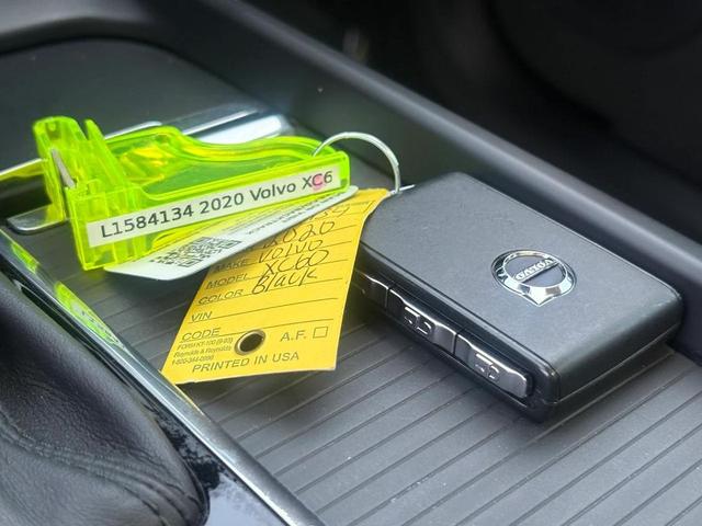 Photo of 2020 Onyx Black Metallic Volvo XC60