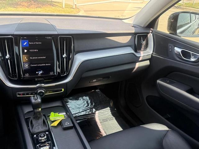 Photo of 2020 Onyx Black Metallic Volvo XC60